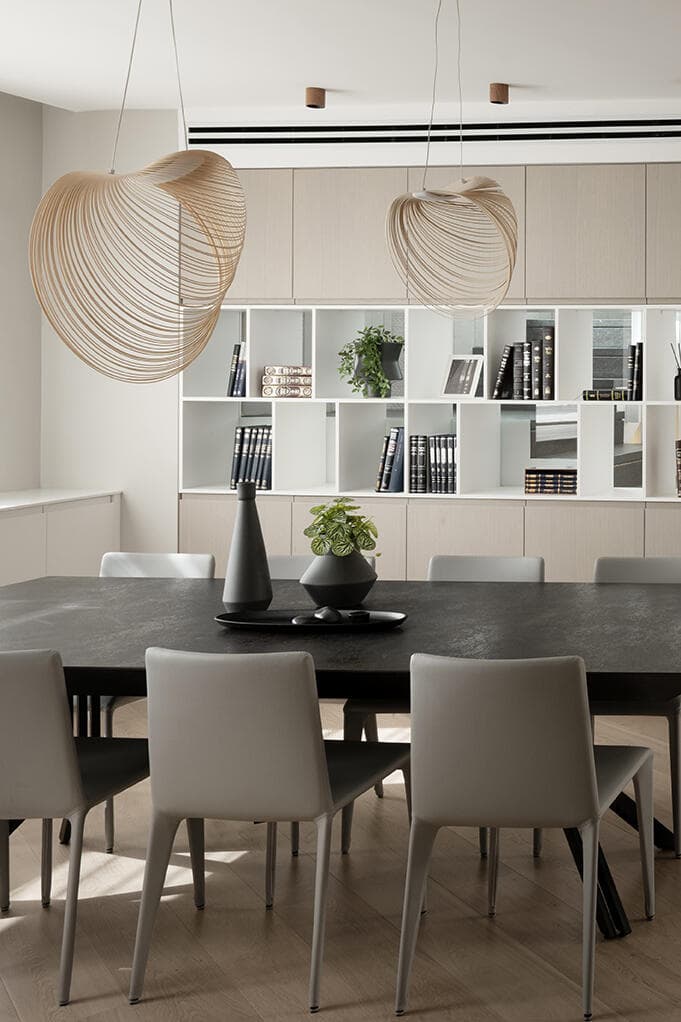 הספרייה היא גם המעקה למדרגות בצידה השני (צילום: גדעון לוין) בית פרטי בירושלים, עיצוב: קרן אטלס דרור