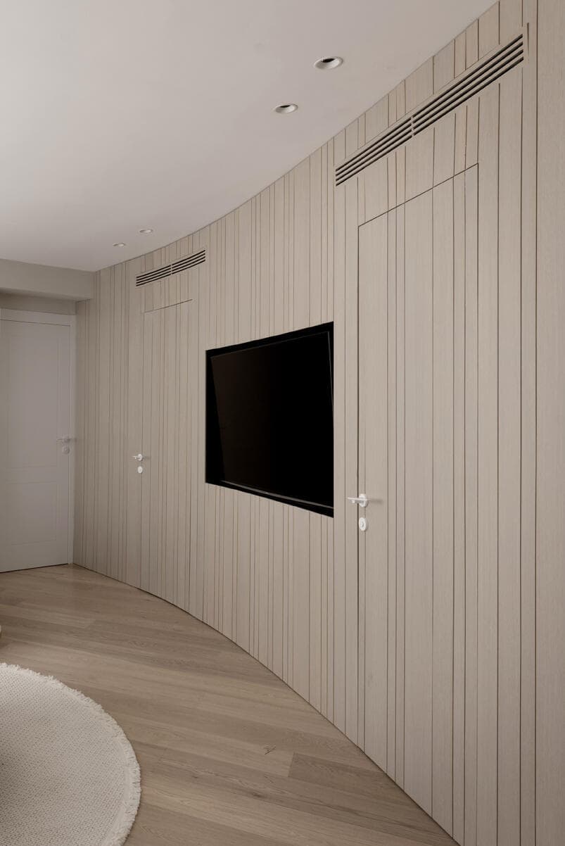 מבעד לדלתות יש קליניקה וחדר לימוד תורה - עבור האם המטפלת והאב רב ואיש עסקים (צילום: גדעון לוין) בית פרטי בירושלים, עיצוב: קרן אטלס דרור