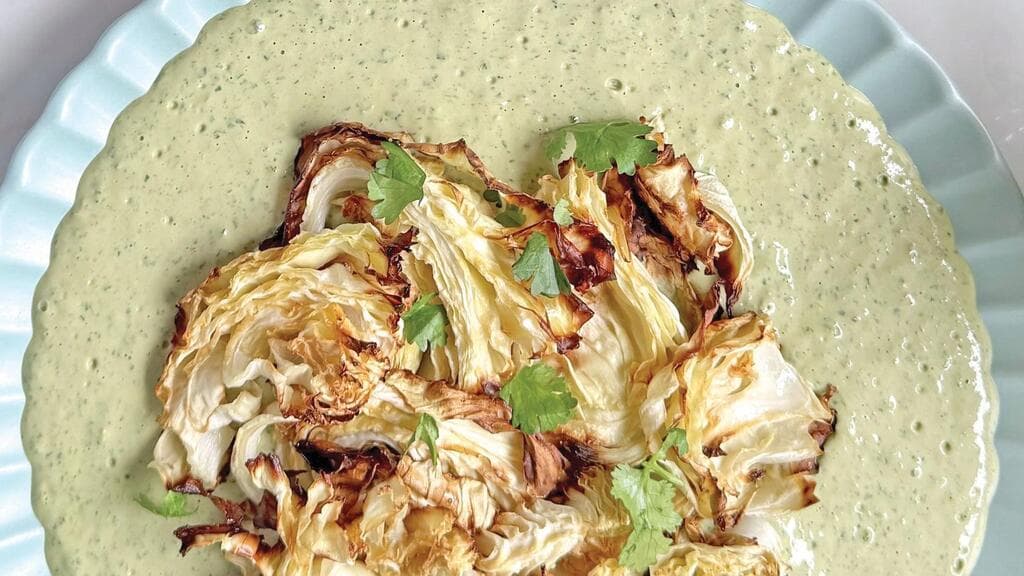 כרוב צלוי על טחינה ירוקה