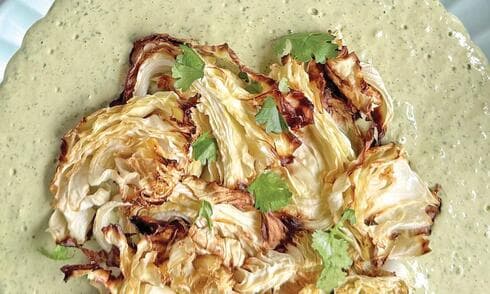 כרוב צלוי על טחינה ירוקה