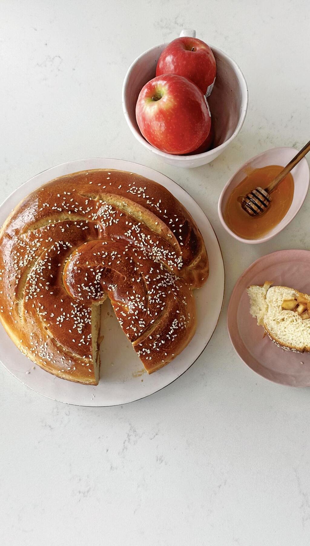 פרווה: חלה עם תפוחים מקורמלים