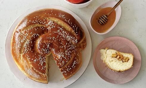 פרווה: חלה עם תפוחים מקורמלים