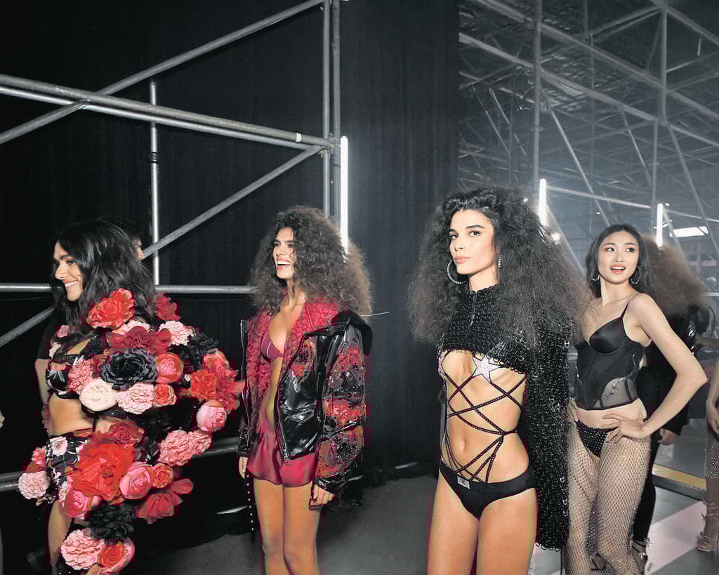 סאן מזרחי מאחורי הקלעים בתצוגת ויקטוריה'ס סיקרט