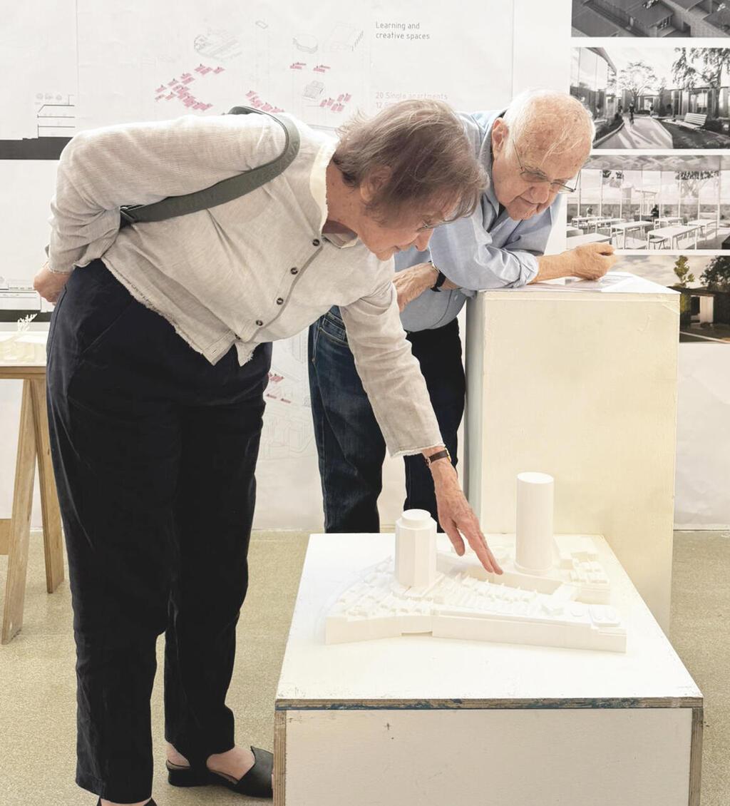 האדריכלית עליזה טולדו בהגשות סוף הסמסטר בוחנת את הצעות הסטודנטים