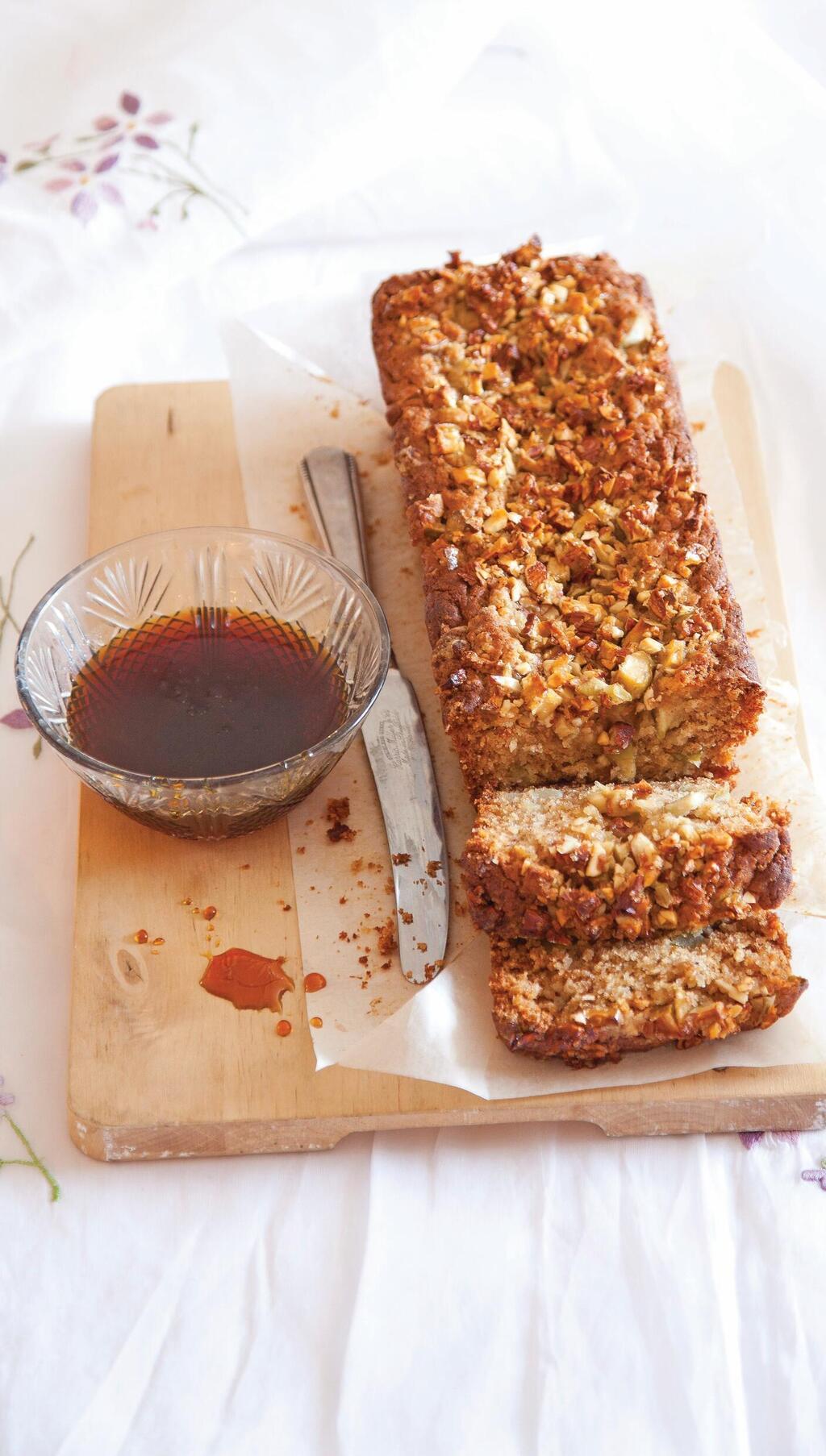 עוגת סילאן עם  תפוחים ושקדים