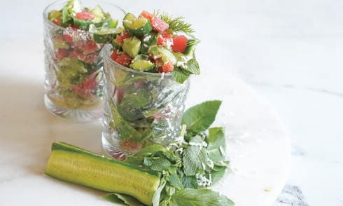 סלט אבטיח, מלפפונים ועשבי תיבול בפטה