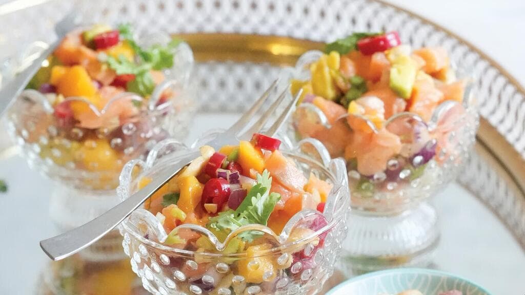 סלט חריף עם סלמון ומנגו