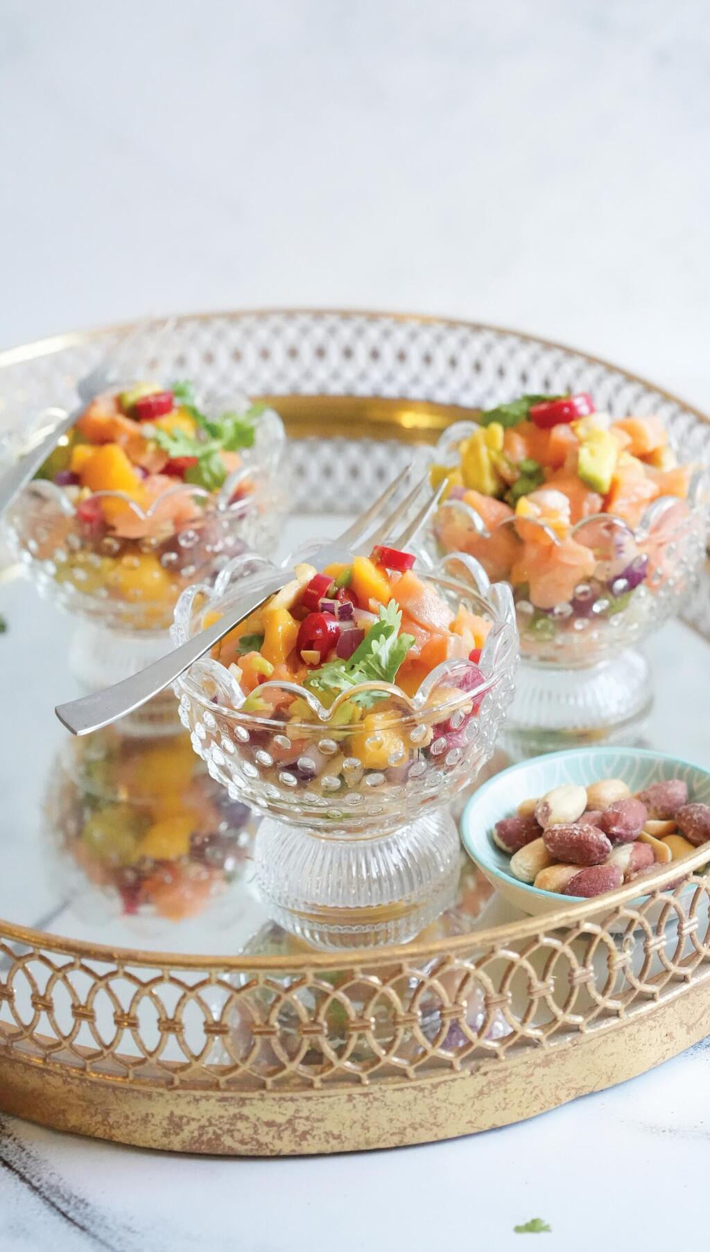 סלט חריף עם סלמון ומנגו