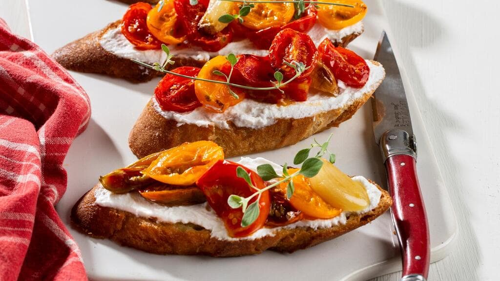 ברוסקטה עם גבינה ועגבניות אפויות