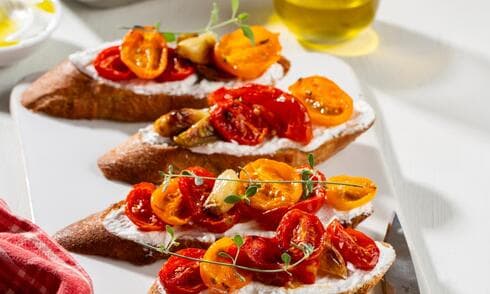 ברוסקטה עם גבינה ועגבניות אפויות