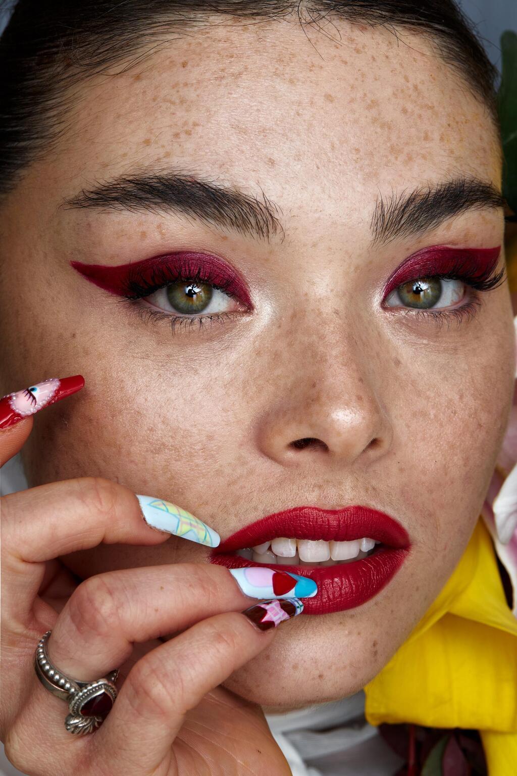 דוגמנית באיפור של ליאט בן שמשון 