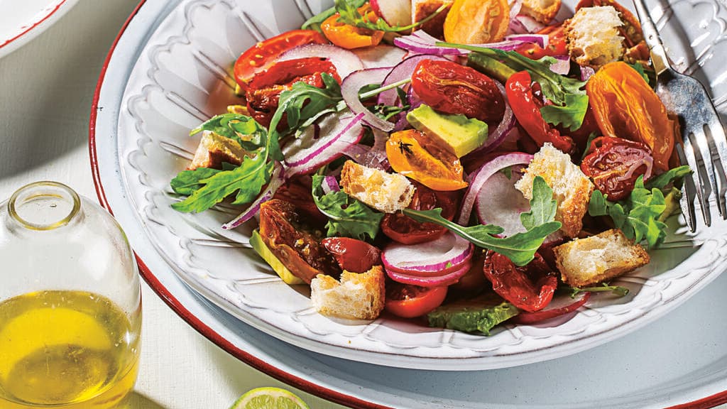 סלט עגבניות אפויות וטריות. מפנק