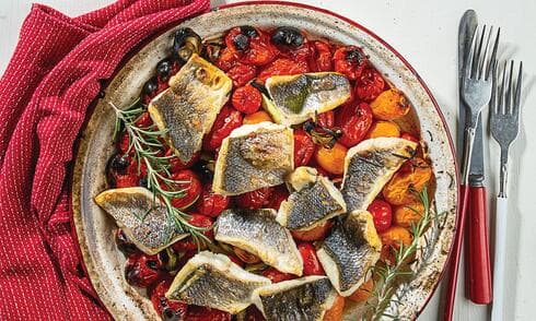 דג ועגבניות אפויות בתבנית אחת