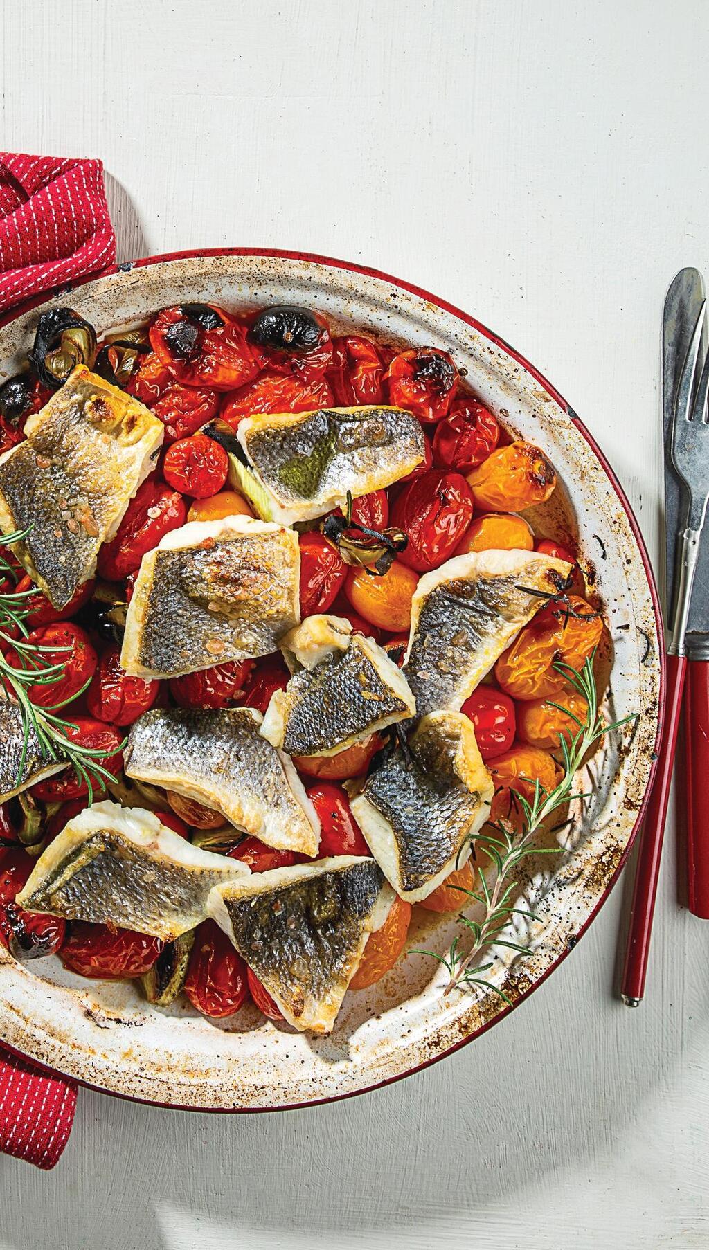 דג ועגבניות אפויות בתבנית אחת