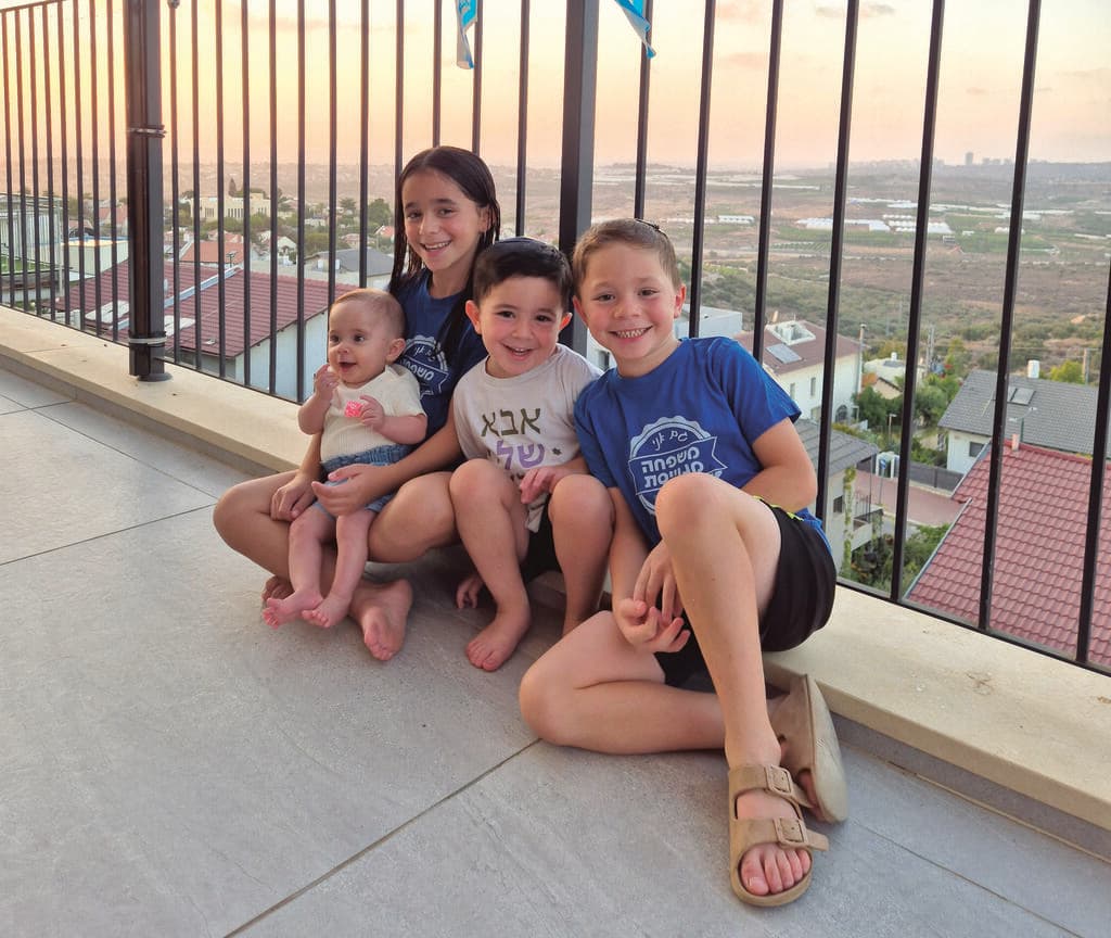 רוני רפלד־בלוט עם ילדיה  ילדיה דוד (מימין), איתי נעם ואור