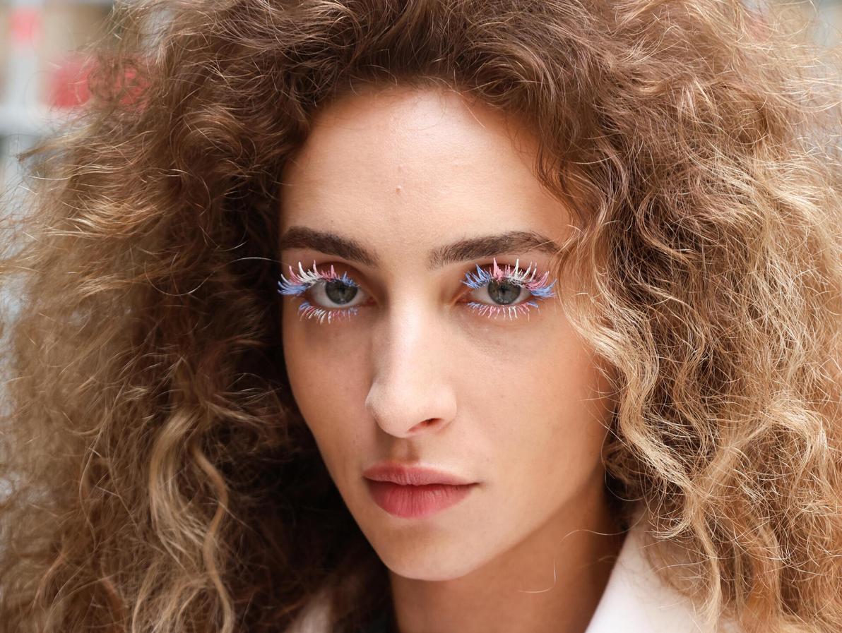 דוגמנית בתצוגה של Jeanne Friot בפריז