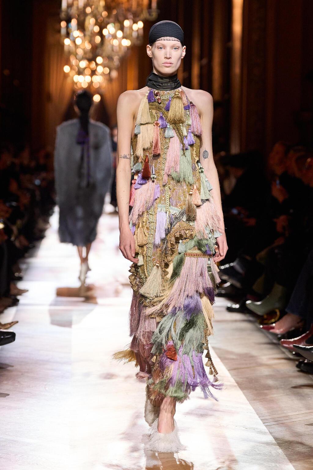 ג'קי הופר בתצוגת סתיו-חורף 2025-26 של דריס ואן נוטן (צילום: Francois Durand/Getty Images) ג'קי הופר בתצוגת סתיו-חורף 2025-26 של דריס ואן נוטן