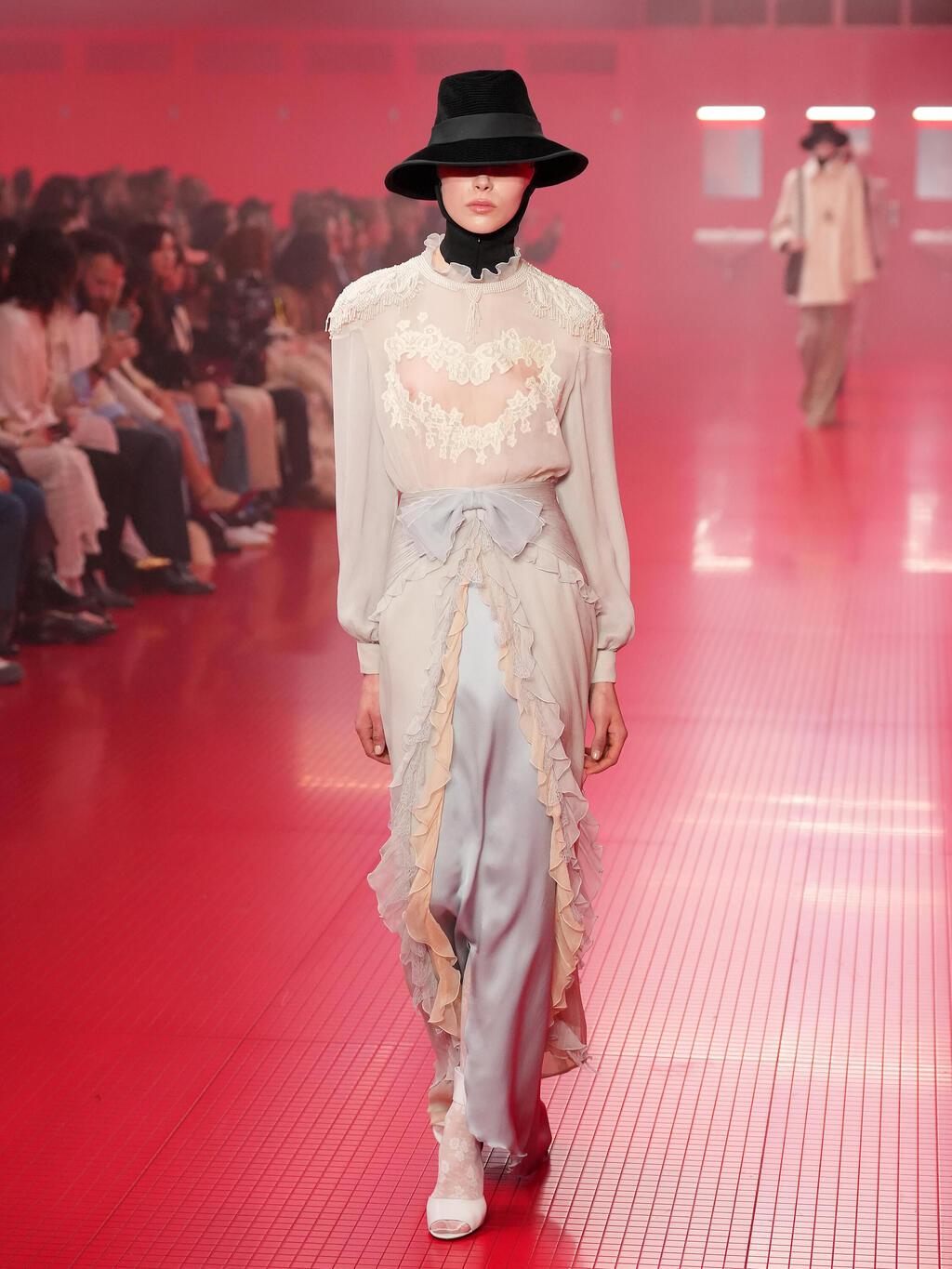 תאה אלמקוויסט בתצוגת סתיו-חורף 2025-26 של ולנטינו (צילום: Francois Durand/Getty Images) תאה אלמקוויסט בתצוגת סתיו-חורף 2025-26 של ולנטינו