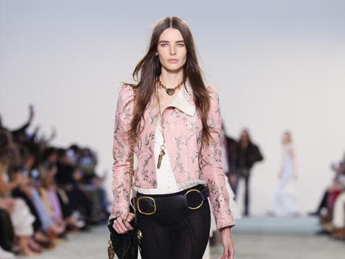 לא רק פנים יפות. ליבי טוורנר בתצוגת סתיו-חורף 2025-26 של קלואה לא רק פנים יפות. ליבי טוורנר בתצוגת סתיו-חורף 2025-26 של קלואה