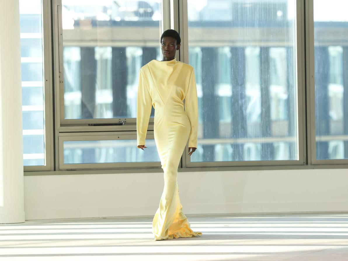 אחת הסנסציות של העונה. פאטו קבה בתצוגת סתיו-חורף 2025-26 של סטלה מקרטני (צילום: Pascal Le Segretain/Getty Images) פאטו קבה בתצוגת סתיו-חורף 2025-26 של סטלה מקרטני