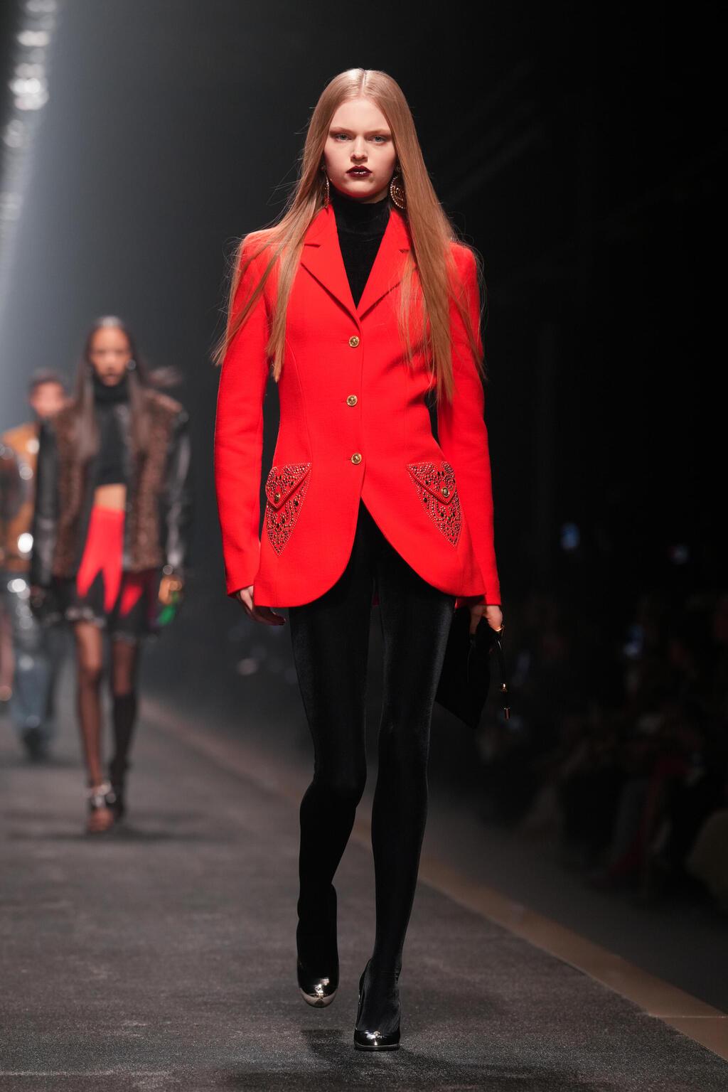 אווה שיפ בתצוגת סתיו-חורף 2025-26 של ורסאצ'ה (צילום: Alena Zakirova/Getty Images) אווה שיפ בתצוגת סתיו-חורף 2025-26 של ורסאצ'ה