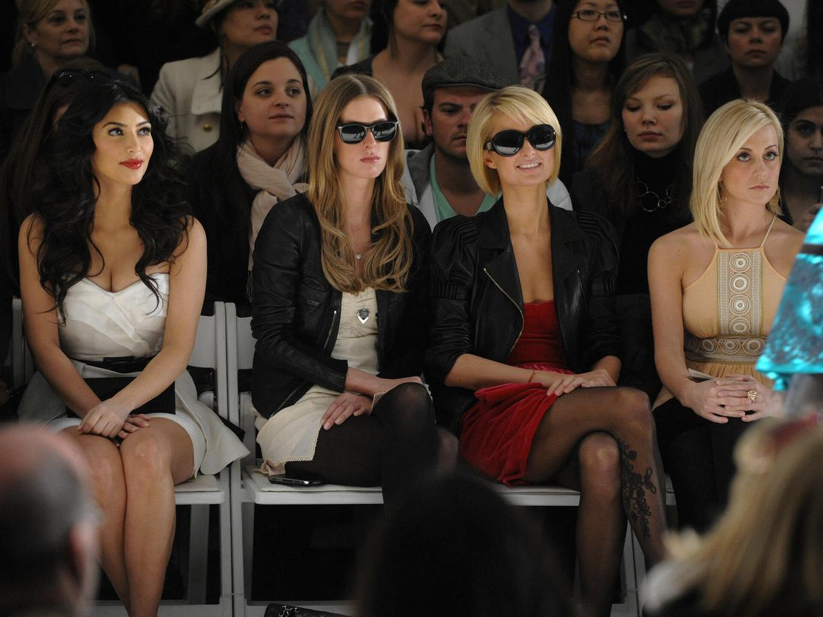 פריס הילטון, ניקי הילטון וקים קרדשיאן בשורה הראשונה בתצוגת סתיו 2009 של טרייסי ריס