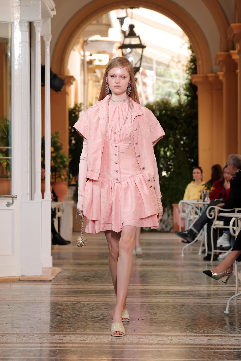 אווה שיפ בתצוגת קרוז 2025 של שאנל (צילום: Jacopo M. Raule/Getty Images) אווה שיפ בתצוגת קרוז 2025 של שאנל