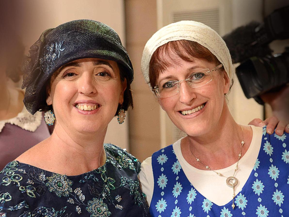 שריתה מנדלסון ז"ל (מימין) עם חברתה נורית אלזס