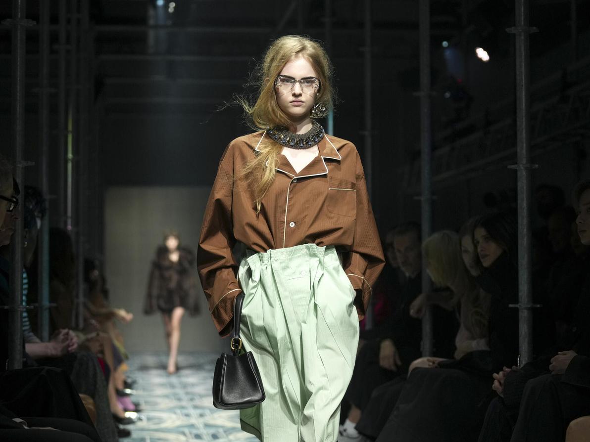 אווירה חמקמקה שמשלבת שבריריות לצד כוח מתפרץ. אווה שיפ בתצוגת סתיו-חורף 2025-26 של פראדה (צילום: AP Photo/Antonio Calanni) אווה שיפ בתצוגת סתיו-חורף 2025-26 של פראדה