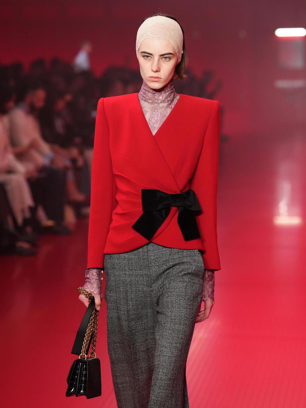 קרינה מזיאר בתצוגת סתיו-חורף 2025-26 של ולנטינו (צילום: Francois Durand/Getty Images) קרינה מזיאר בתצוגת סתיו-חורף 2025-26 של ולנטינו