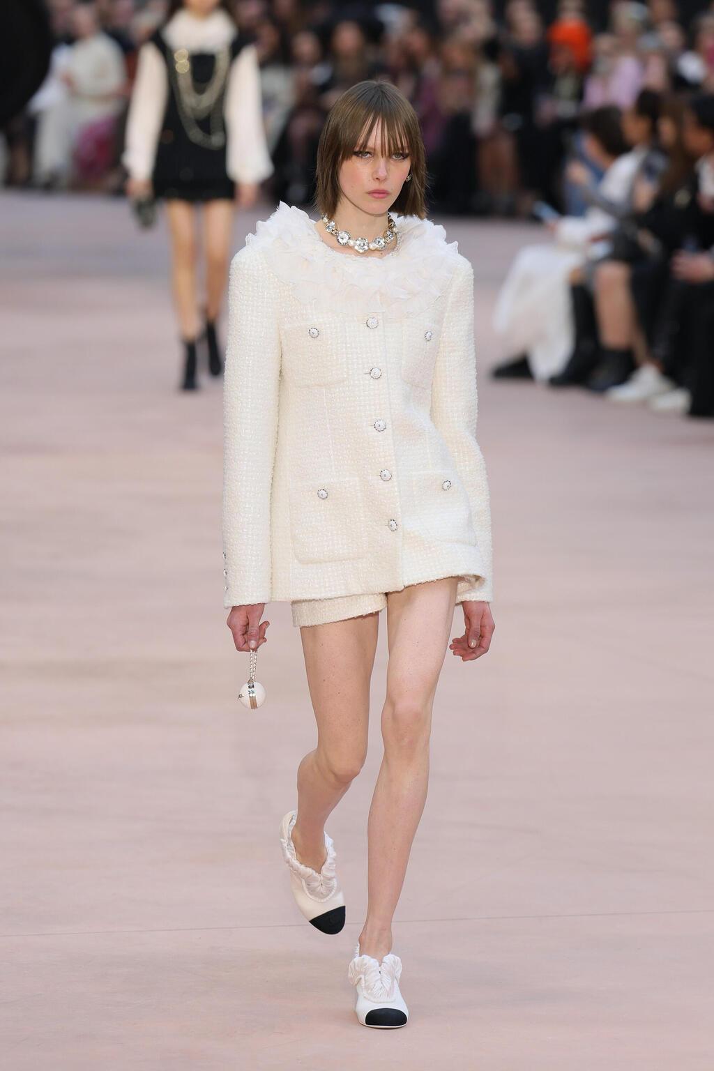 תאה אלמקוויסט בתצוגת סתיו-חורף 2025-26 של שאנל (צילום: Vittorio Zunino Celotto/Getty Images) תאה אלמקוויסט בתצוגת סתיו-חורף 2025-26 של שאנל