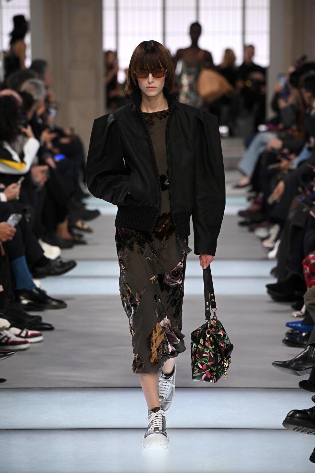 קרינה מזיאר בתצוגת סתיו-חורף 2025-26 של לואי ויטון (צילום: Kristy Sparow/Getty Images) קרינה מזיאר בתצוגת סתיו-חורף 2025-26 של לואי ויטון