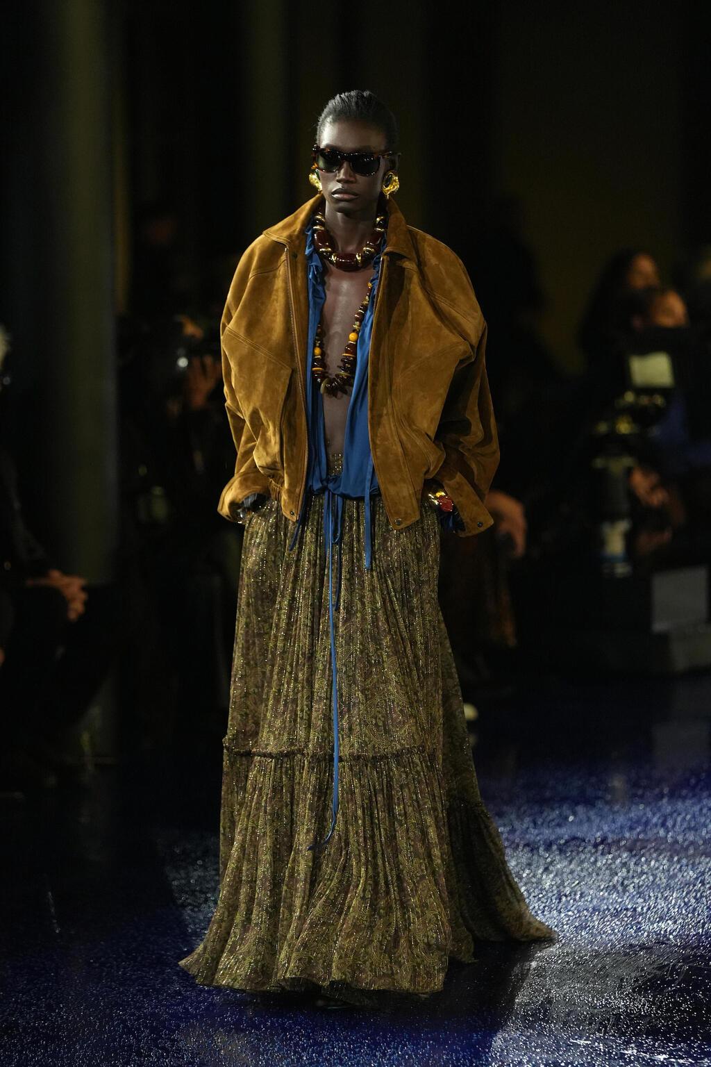פאטו קבה בתצוגת אביב-קיץ 2025 של סן לורן (צילום: Francois Durand/Getty Images) פאטו קבה בתצוגת אביב-קיץ 2025 של סן לורן