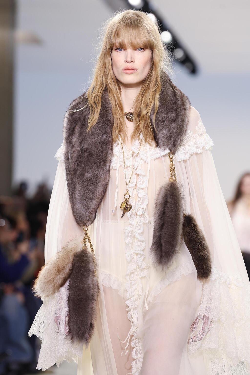 ג'קי הופר בתצוגת סתיו-חורף 2025-26 של קלואה (צילום: Pascal Le Segretain/Getty Images) ג'קי הופר בתצוגת סתיו-חורף 2025-26 של קלואה