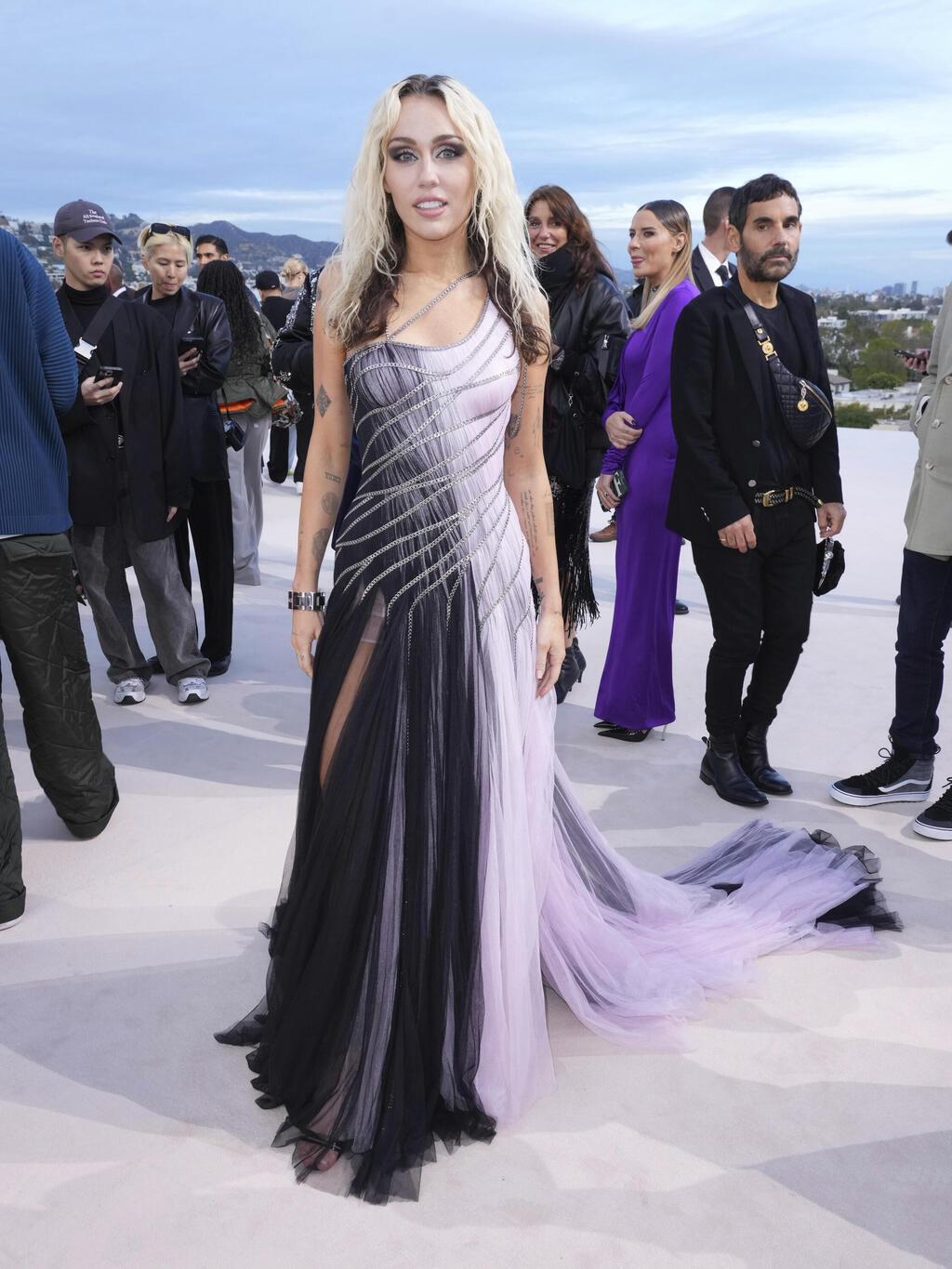 מיילי סיירוס בתצוגת סתיו-חורף 2023-24 של ורסאצ'ה