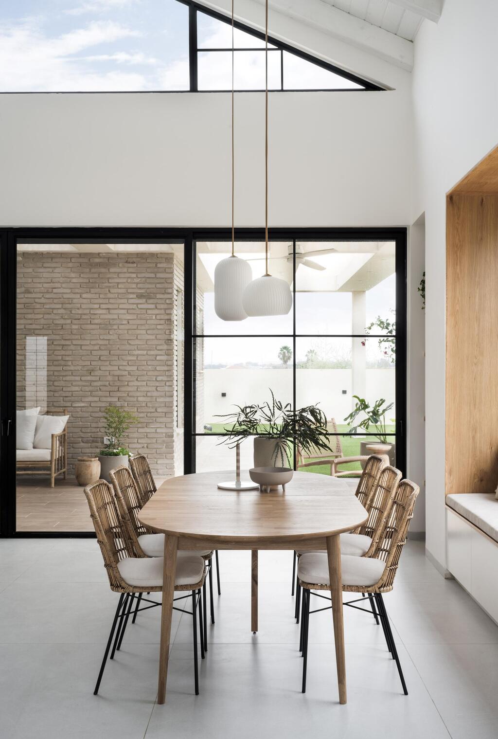 אפשר לראות את החוץ כמעט מכל זווית (צילום: קרין רבנה) בית פרטי במושב אשבול ליד נתיבות. עיצוב: ליאת שעיה