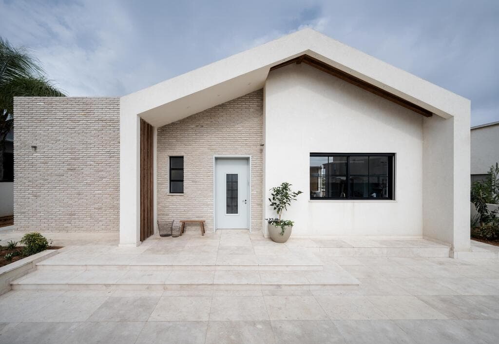 האדריכל גיא עברון והמעצבת ליאת שעיה תכננו מבנים לאם ולבת, בשכנות לאח (צילום: קרין רבנה) בית פרטי במושב אשבול ליד נתיבות. עיצוב: ליאת שעיה