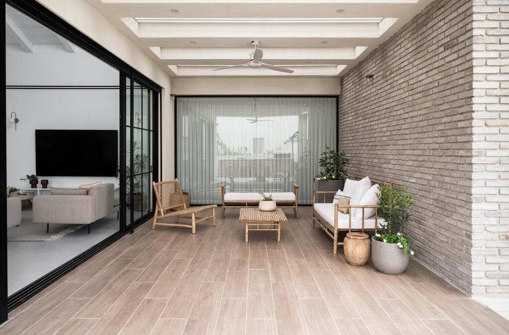 פינת הישיבה בחוץ, סמוכה לסלון שבפנים (צילום: קרין רבנה) בית פרטי במושב אשבול ליד נתיבות. עיצוב: ליאת שעיה