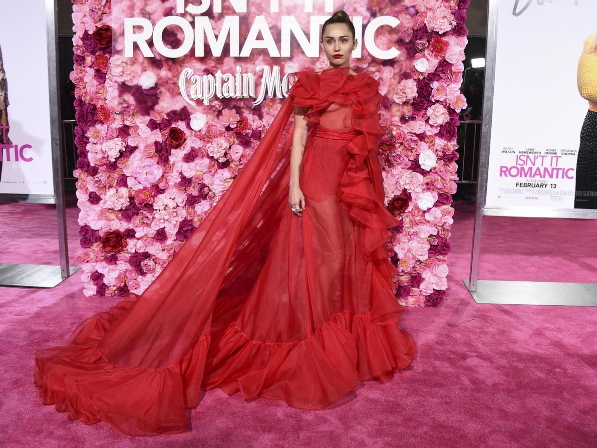 מיילי סיירוס בפרמיירה של הסרט "כמה רומנטי", 2019