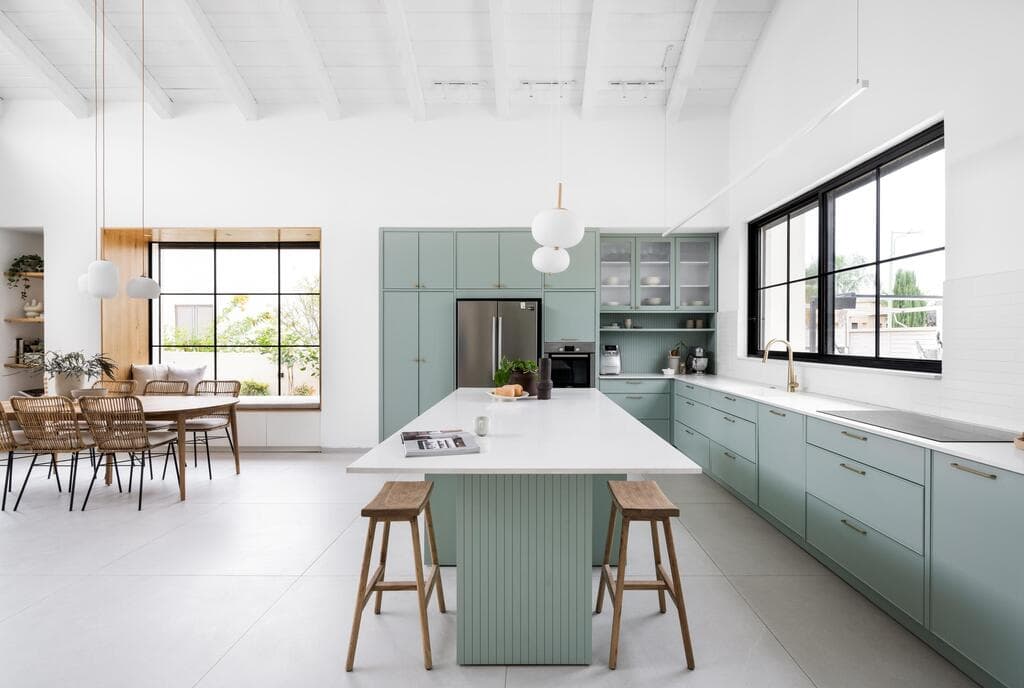 פינת אוכל לצד המטבח והרבה אור שנכנס מבעד לחלונות (צילום: קרין רבנה) בית פרטי במושב אשבול ליד נתיבות. עיצוב: ליאת שעיה