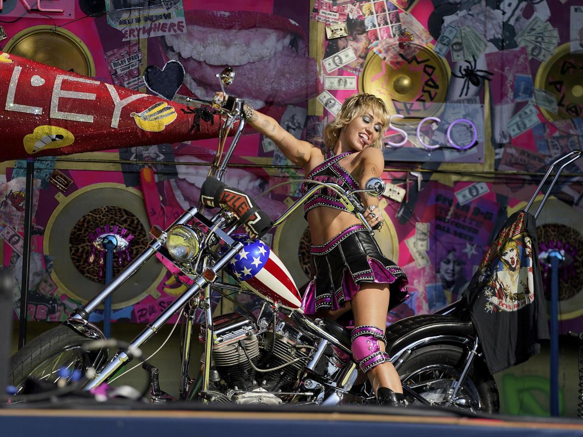 מיילי סיירוס בהופעה, 2021