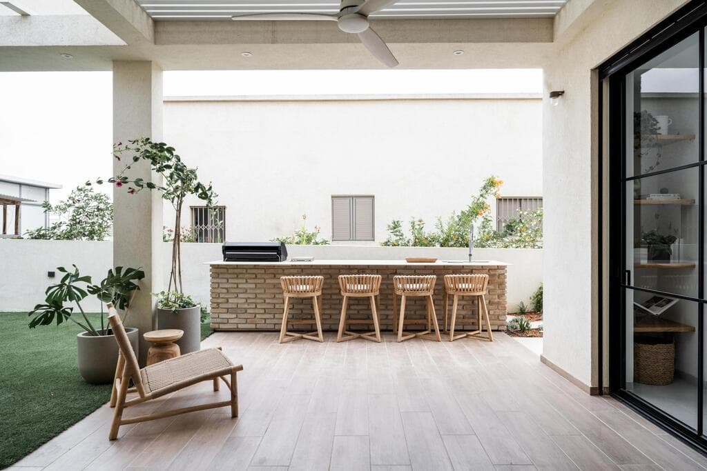 מטבח החוץ המאובזר לאירוח המשפחה המורחבת (צילום: קרין רבנה) בית פרטי במושב אשבול ליד נתיבות. עיצוב: ליאת שעיה