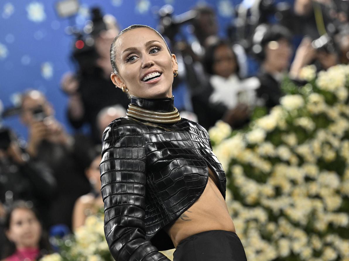 מיילי סיירוס בגאלה של המטרופוליטן, 2025