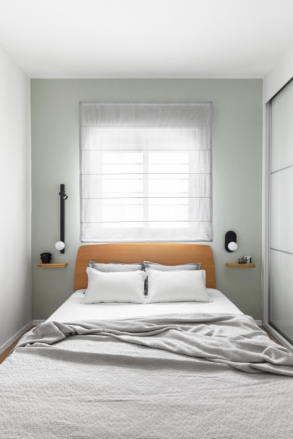 חדר הורים לא סימטרי - בכל צד של המיטה גוף תאורה שונה. עיצוב: ליאת זליג