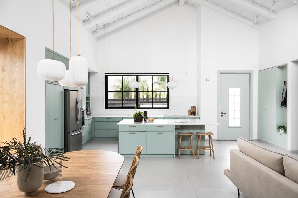 מטבח בירוק בהיר (צילום: קרין רבנה) בית פרטי במושב אשבול ליד נתיבות. עיצוב: ליאת שעיה