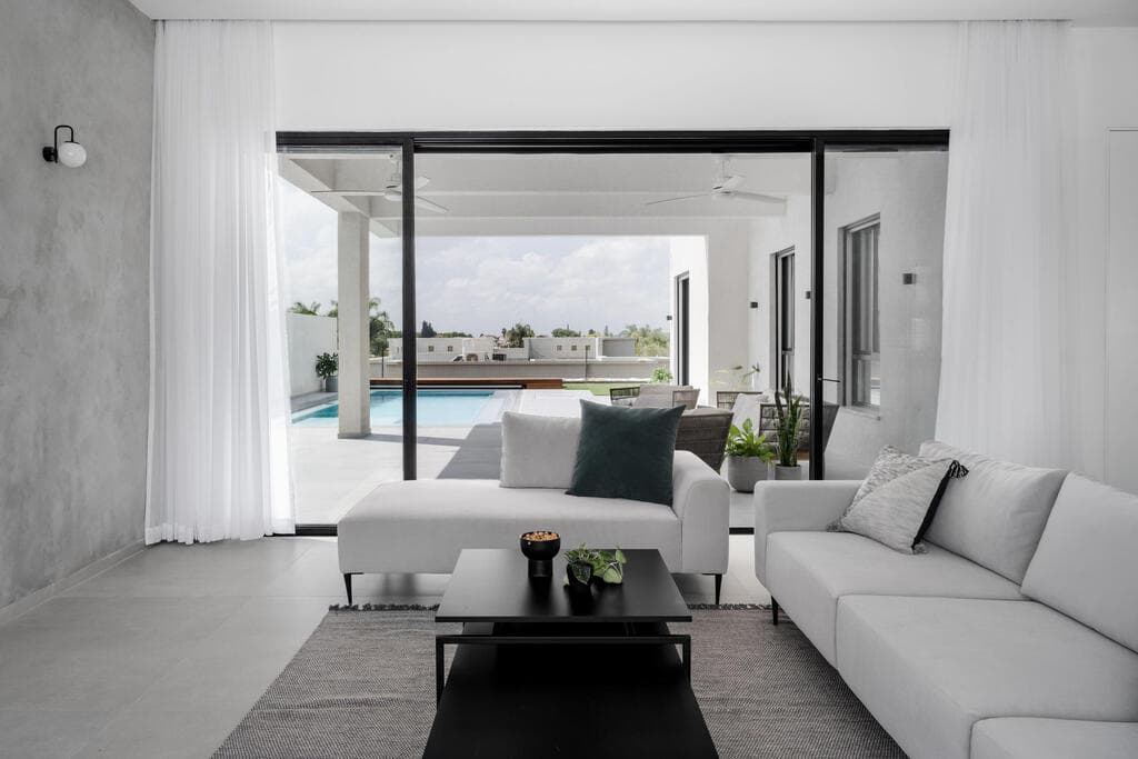 הסלון של סבים משקיף לבריכה (צילום: קרין רבנה) הבית השכן, של ההורים. עיצוב: ליאת שעיה