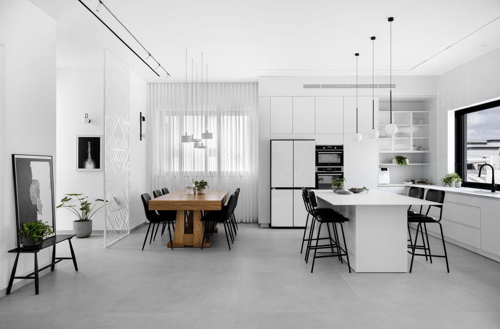 המטבח ופינת האוכל שבהם מרבים בני המשפחה להתכנס (צילום: קרין רבנה) הבית השכן, של ההורים. עיצוב: ליאת שעיה