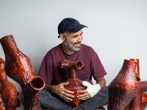 ארז נאבי פנה עם היד הפצועה. מסגל לעצמו טכניקות חדשות ליצירה