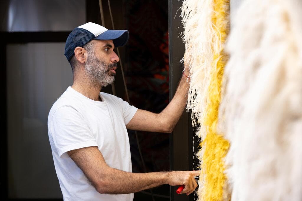 ארז נאבי פנה יוצר טקסטיל בעבודת יד, לפני הפציעה. ENP RIPENING TEXTILE LAB