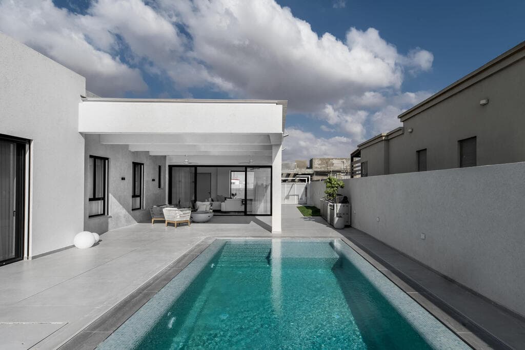 השכנים הם הסבים. ביקשו בית לבן צח (צילום: קרין רבנה) הבית השכן, של ההורים. עיצוב: ליאת שעיה